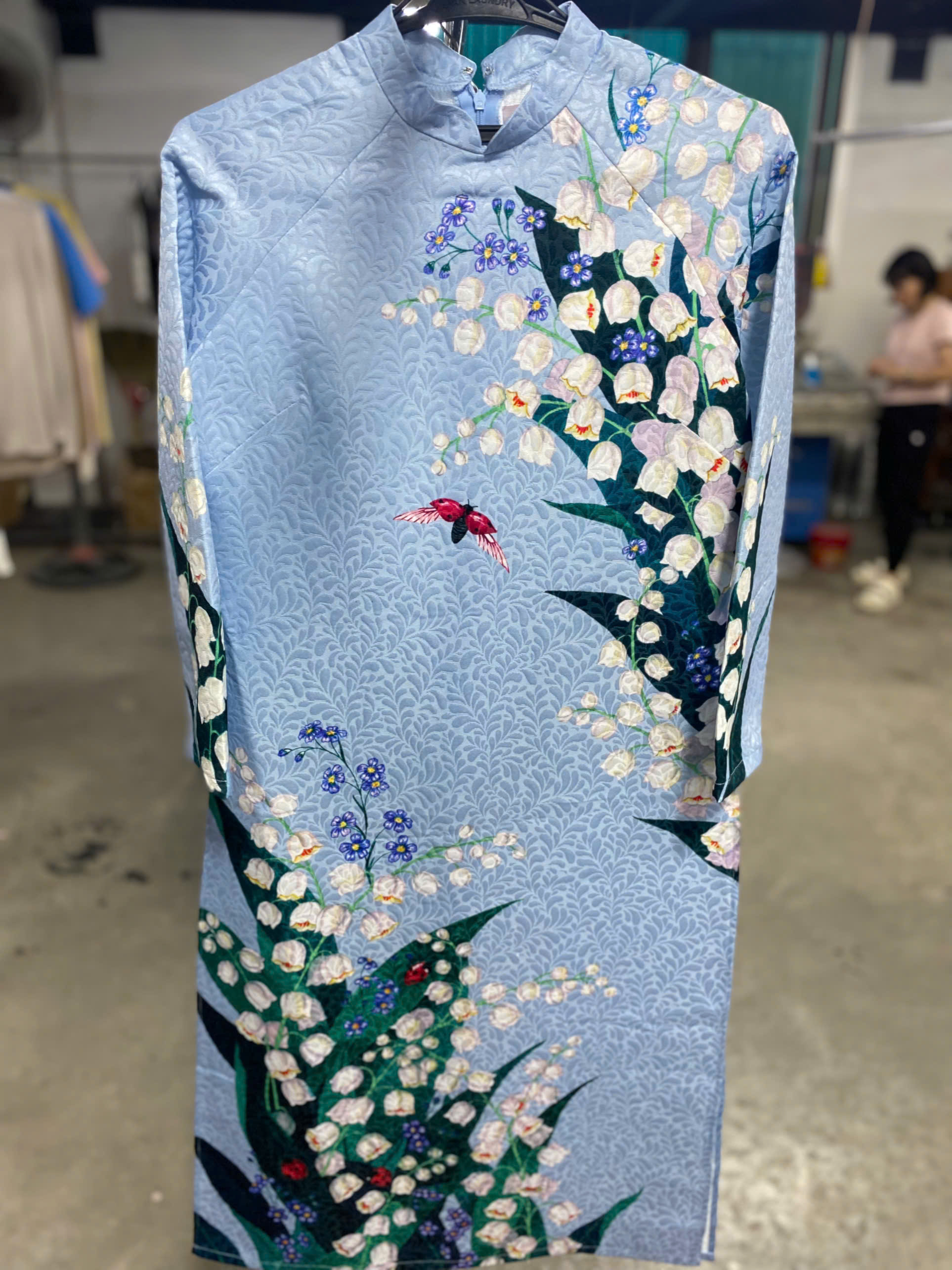 Đối với áo dài cao cấp, phương pháp làm sạch tối ưu nhất là giặt khô (hấp) để bảo vệ tối đa chất liệu vải, hình dáng .